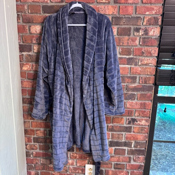 Victoria’s Secret womens soft cozy plush striped short robe gray XL/XXL - Picture 2 of 4